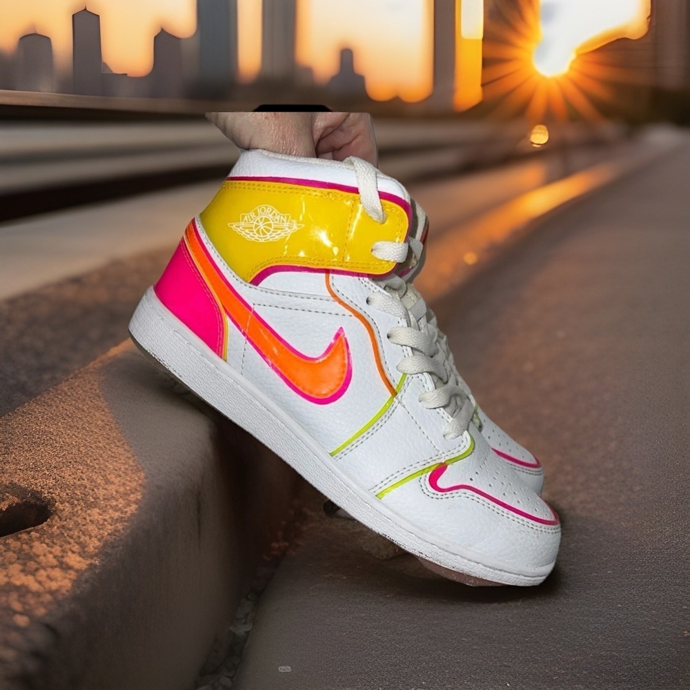 (288n..)Size 6 Y - Jordan 1 SE Mid Edge Glow